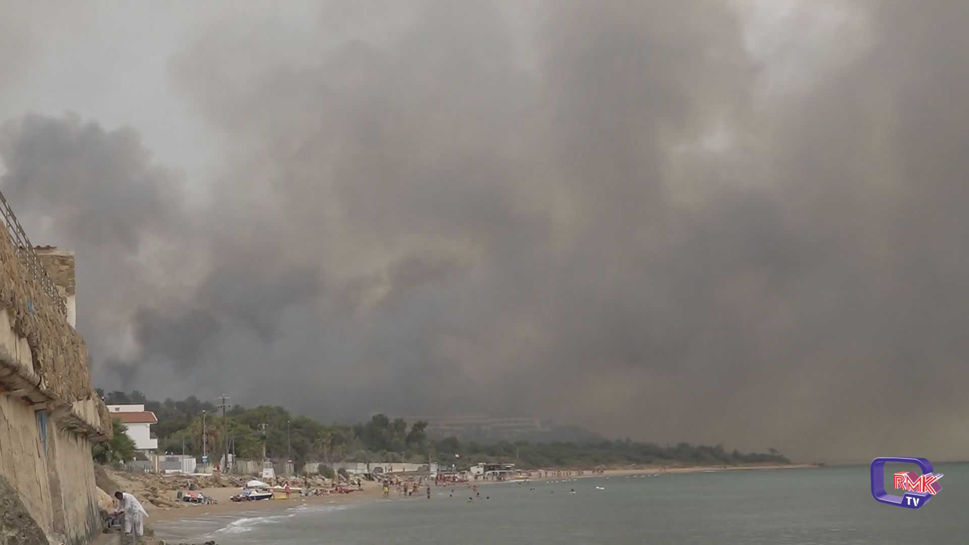 Dalla puzza di bruciato all'assalto del fuoco, cronaca di un sabato drammatico